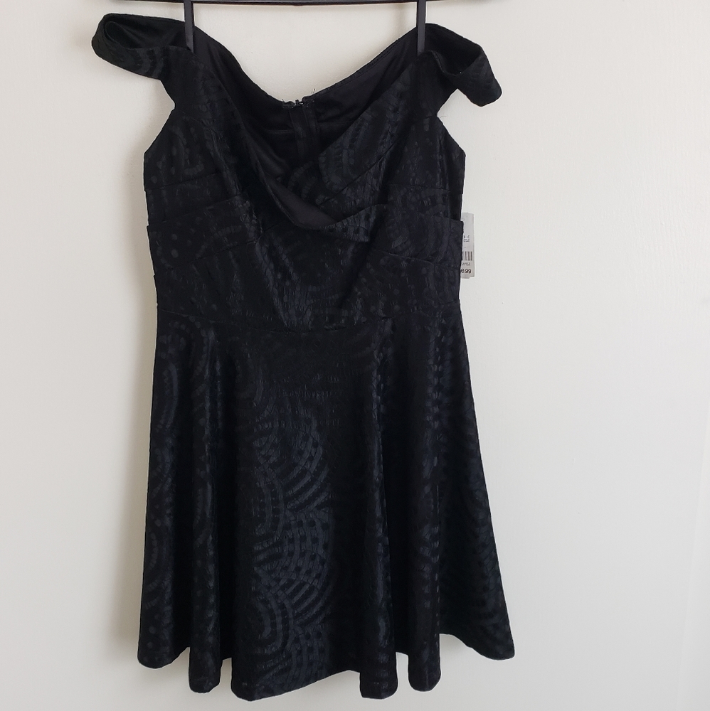 🎟 Off The Shoulders Black Dress